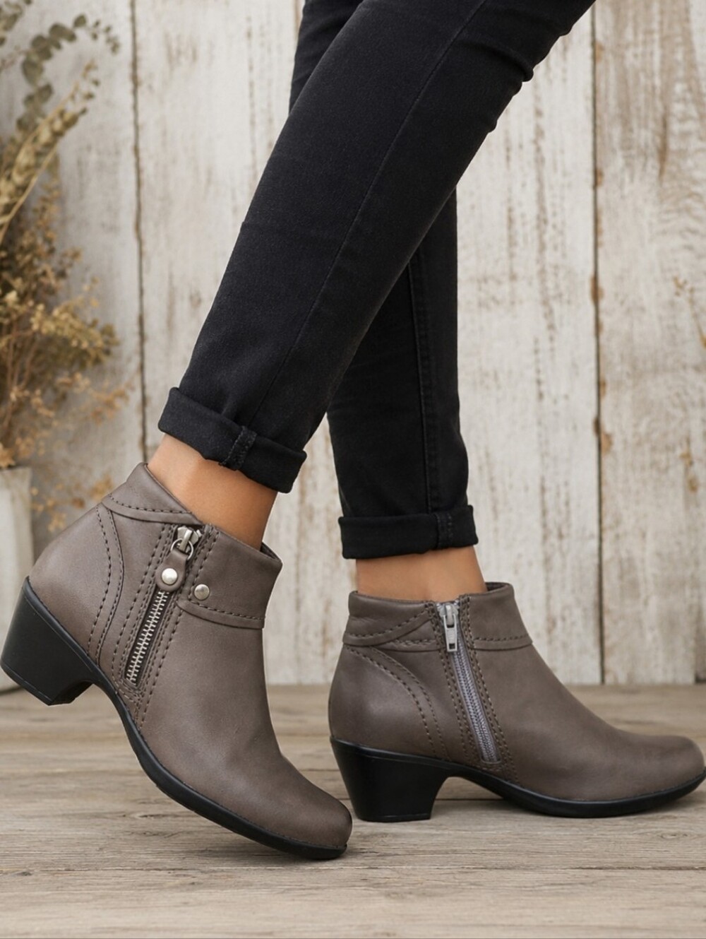 Clarks Bendables Ingalls Thames Y2K Boho Minimalist Leather Comfort Bootie 6M